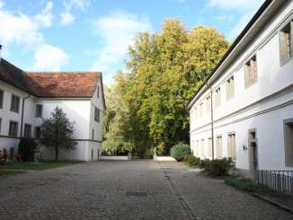 Hofplatz mit Bsetzisteinen des Klostergut Paradies.