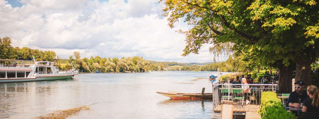 Gummiboot. Weidling. Schiff.