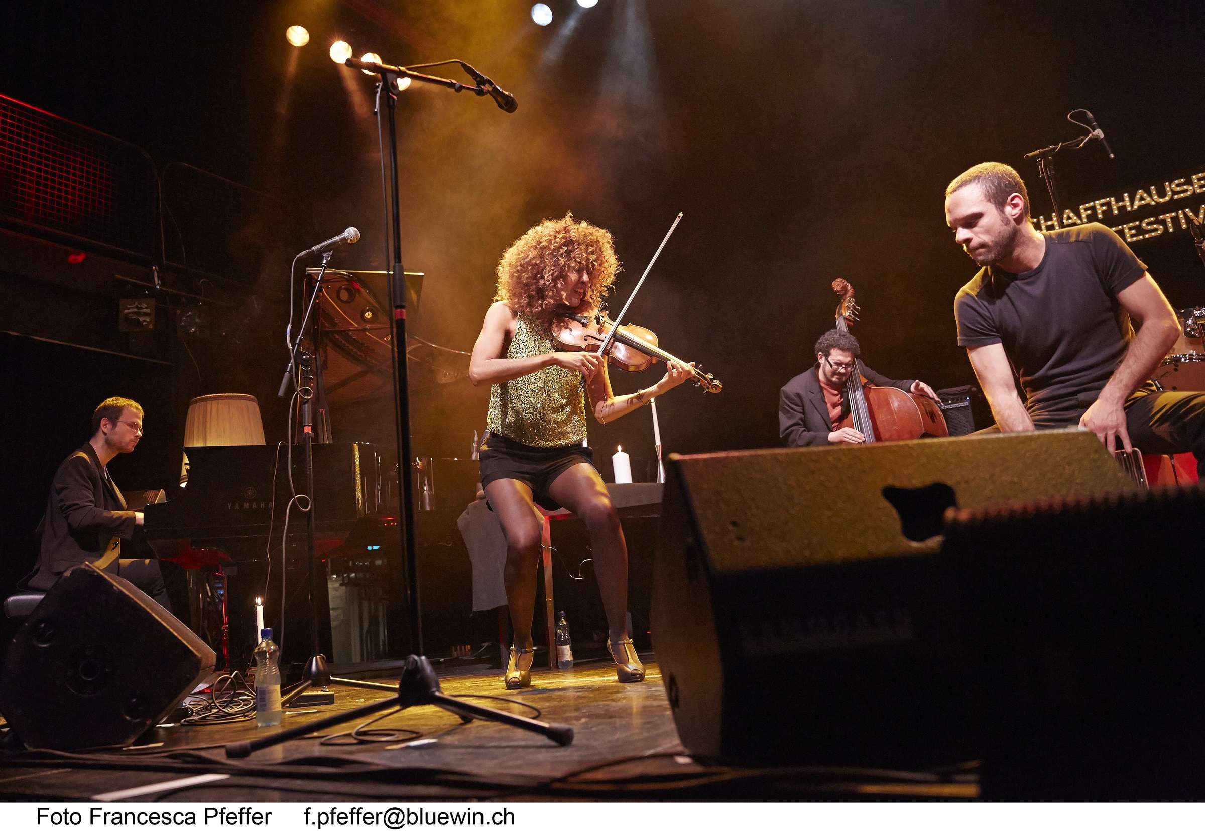 Band steht auf der Bühne und macht Jazz Msuik.