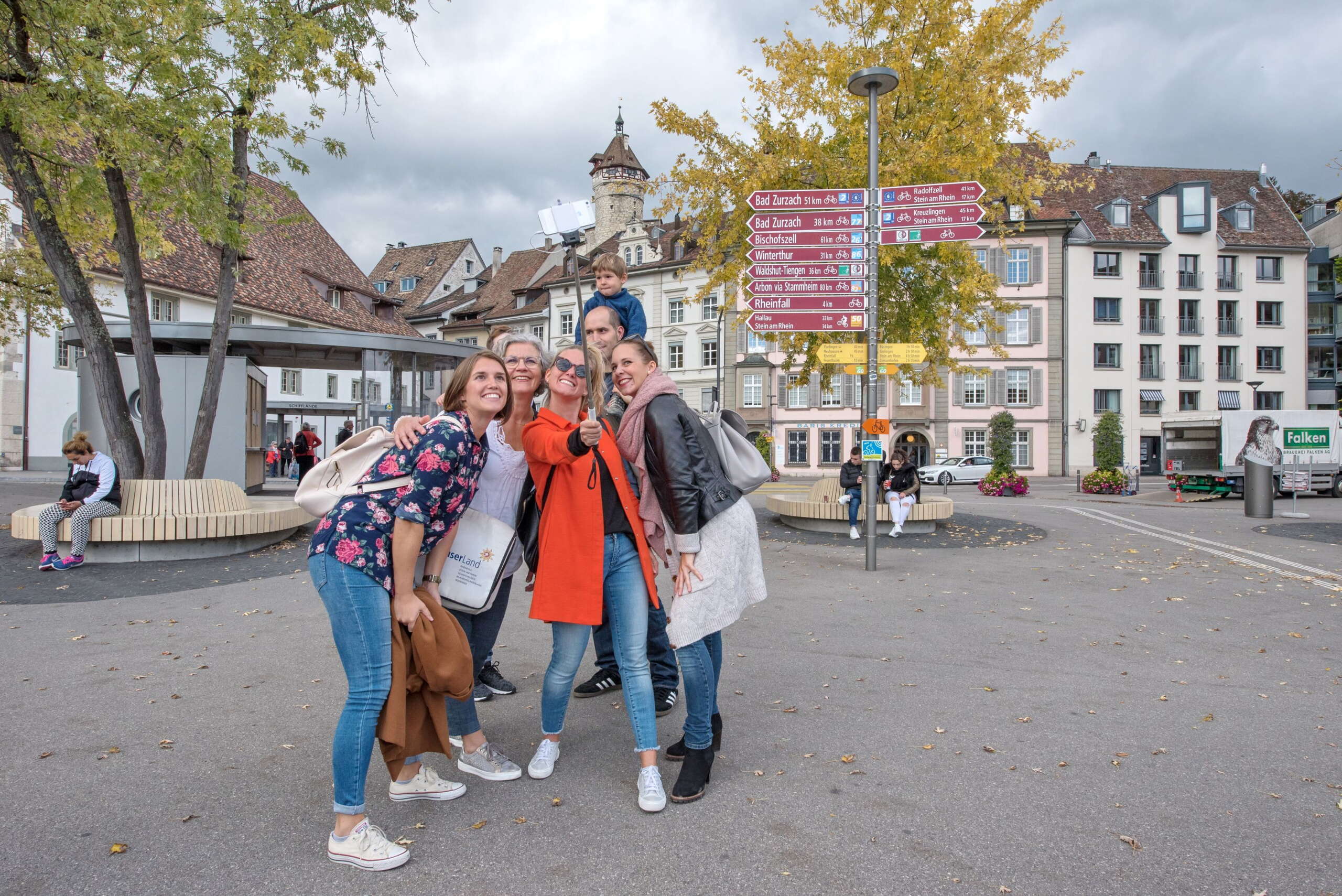 Gruppe macht während der Altstadtführung durch Schaffhausen ein Selfie mit einem Selfiestick an der Schifflände mit dem Munot im Hintergrund
