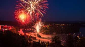 Über dem Rheinfall leuchtet ein rotes grosses Feuwerk.