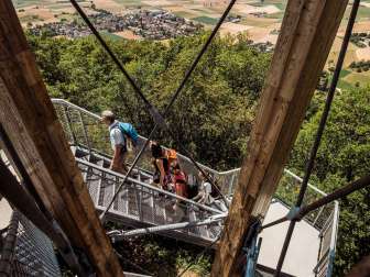 Siblinger Randenturm Vier Personen laufen die Treppen des Siblinger Randenturms hoch. Ein Turm auf Holz und Metalltreppe.