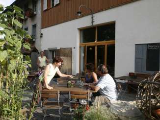 Besenwirtschaft Fasshotel Waldmeier in Trasadingen In der Besenwirtschaft vom Fasshotel Waldmeier in Trasadingen werden die Gäste auf der Terrasse bedient.