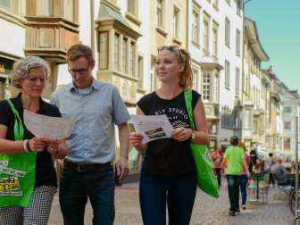 FoodTrail Schaffhausen Eine Dreiergruppe mir grünen Jutebeutel läuft durch die Altstadt und löst Rätsel.