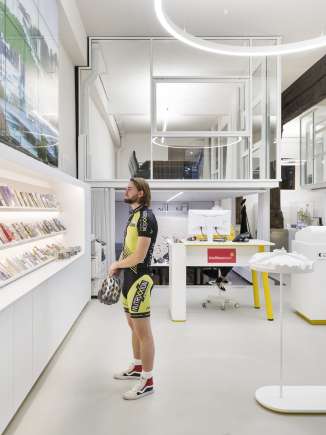 Visitor Centre Schaffhausen Ein Velofahrer steht vor einer Prospektwand und schaut sich Prospekte an.