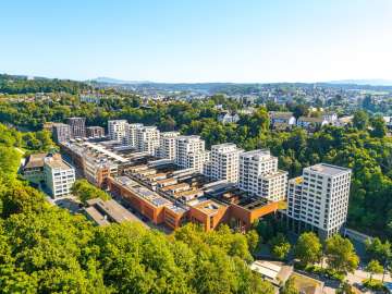Blick von oben auf die Stahlgiesserei. Moderne Wohnblöcke sind kombiniert mit ehemaligem Industrieareal.