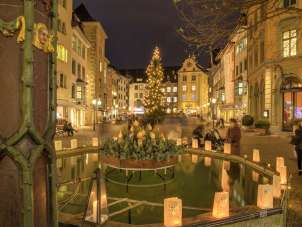 Weihnachtsbeleuchtung Fronwagplatz in Schaffhausen Weihnachtsbeleuchtung auf dem Fronwagplatz in der Schaffhauser Altstadt. In der Mitte steht ein Tannenbaum mit einer Lichterkette und auf dem Mohrenbrunnen stehen Teelichter