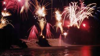 Riesenfeuerwerk am Rheinfall