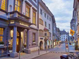Sorell Hotel Rüden Aussenansicht des Sorell Hotel Rüdens. Der Eingangsbereich des ehemaligen Zunfthauses ist durch zwei Steinsäulen und einen Balkon oben drauf geprägt.