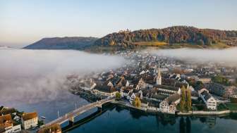 Über dem Rhein und der Altstadt liegen noch leichte Nebelschwanden. Die Burg Hohenklingen liegt bereits über dem Nebel.