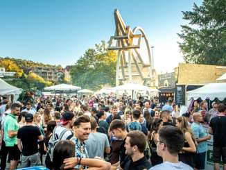 Lindlifäscht Schaffhausen Eine Menschenmenge mit vielen Festzelten links und recht.