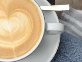 Kaffee mit Latte Art in der Form eines Herzes.