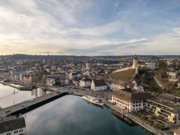 Blick von oben auf den Munot und die Schaffhauser Altstadt im Winter.