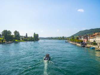 Stein am Rhein Wasser Soommer Auf dem Rhein ist ein Boot und mehrere Stand Up Paddler unterwegs. Am rechten Ufer sieht man die Schifflände Stein am Rhein.