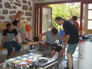 Mondglas Hallau Gäste machen aus Glas Blumen und formen diese selbst.