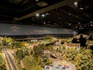 In einem Raum ist eine Landschaft in miniature dargestellt.