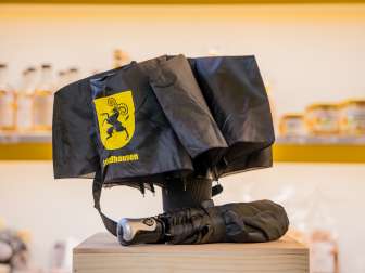 Ein schwarzer Regenschirm hat das Wappen des Kantons Schaffhausen aufgedruckt. Darunter steht in gelb «Schaffhausen».