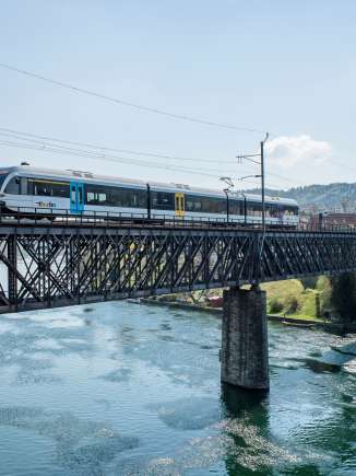 Rheinbrücke mit Zug bei Schaffhausen Zug fährt über die Rheinbrücke bei Schaffhausen