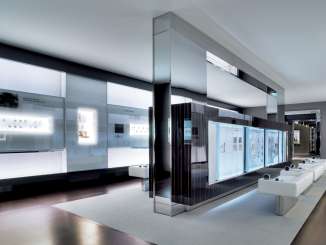 Ein moderner Ausstellungsraum mit der Uhrengeschichte und Uhren der IWC Schaffhausen.