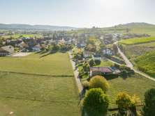 Ein kleines Dorf eingebettet in Reben, Wiesen und Felder.