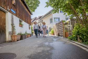 Hallauer Gässliwanderung Gruppe mit einem Guide in einer Tracht laufen durch eine kleine Gasse.
