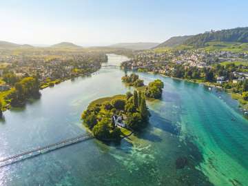 Stein am Rhein und Insel Werd Blick von oben auf die Insel Werd, den türkis-farbigen Rhein und die Stadt Stein am Rhein.