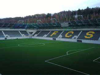 Ein Fussballstadion. Auf den Tribünenplätze sind die Zeichen F C S zu lesen.