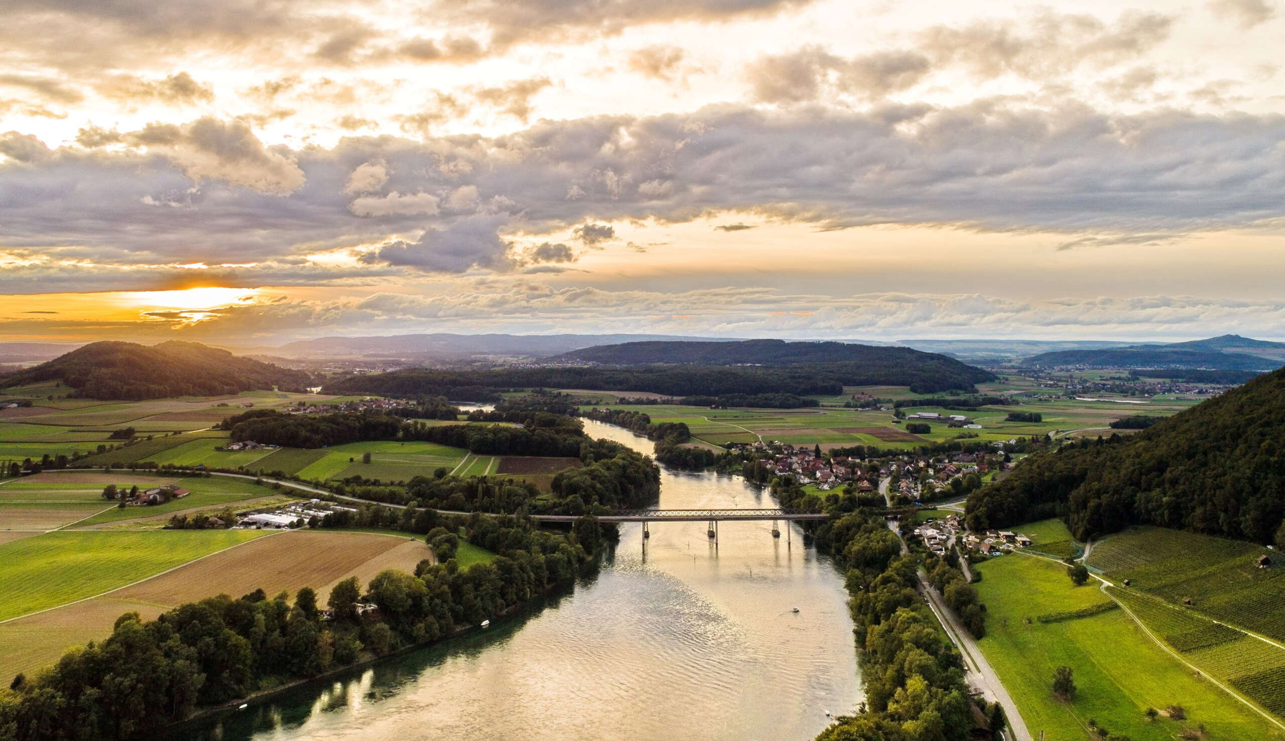 Rhein und Landschaft bei Hemishofen von oben während dem Sonnenuntergang