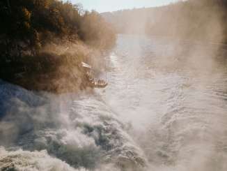Nahe an den Wassermassen ragt eine Aussichtplattform an den Wasserfall.