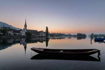 Rhein mit Weidling und Stein am Rhein im Hintergrund Rhein mit Weidling und Stein am Rhein im Hintergrund während dem Sonnenuntergang