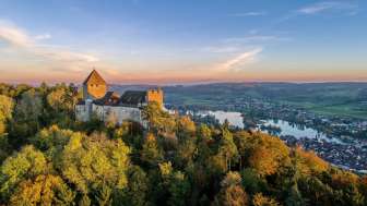 Blick auf die Burg Hohenklingen mit der Stadt Stein am Rhein und dem Rhein im Hintergrund.