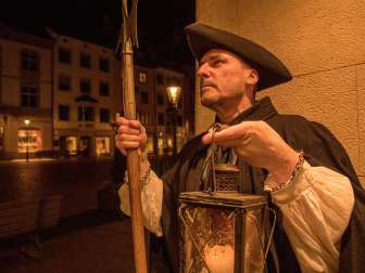 Nachtwächter-Führung Schaffhausen. Nachtwächter steht mit Laterne und Lanze auf dem Fronwagplatz Schaffhausen.