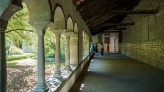 Stadtführung Schaffhausen Fünf Personen stehen im Kreuzgang Schaffhausen. Ein Guide erzählt der gruppe etwas.