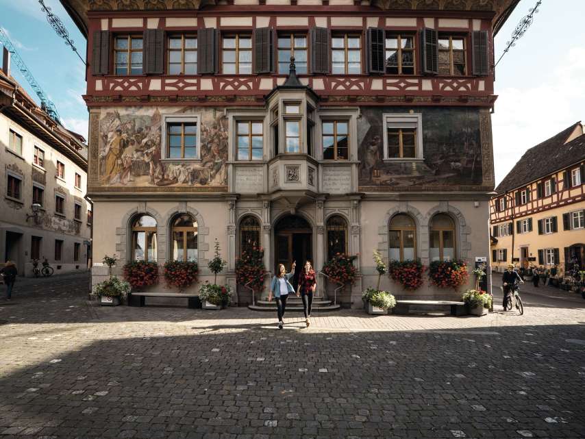 Rathaus Stein am Rhein Zwei Freundinnen stehen vor dem Rathaus in Stein am Rhein und betrachten die Fassadenmalereien.