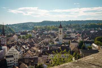 Blick über die Dächer der Schaffhauser Altstadt. In der Mitte ragt ein Kirchenturm heraus.