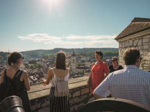 Altstadtführung Schaffhausen mit Munot Eine Gruppe steht auf der Munotzinne und blickt auf die Altstadt von Schaffhausen.