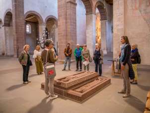 Persönlichkeiten, die Schaffhauen bewegten Eine Gruppe mit Guide stehen um Grabplatten in einer Kirche.