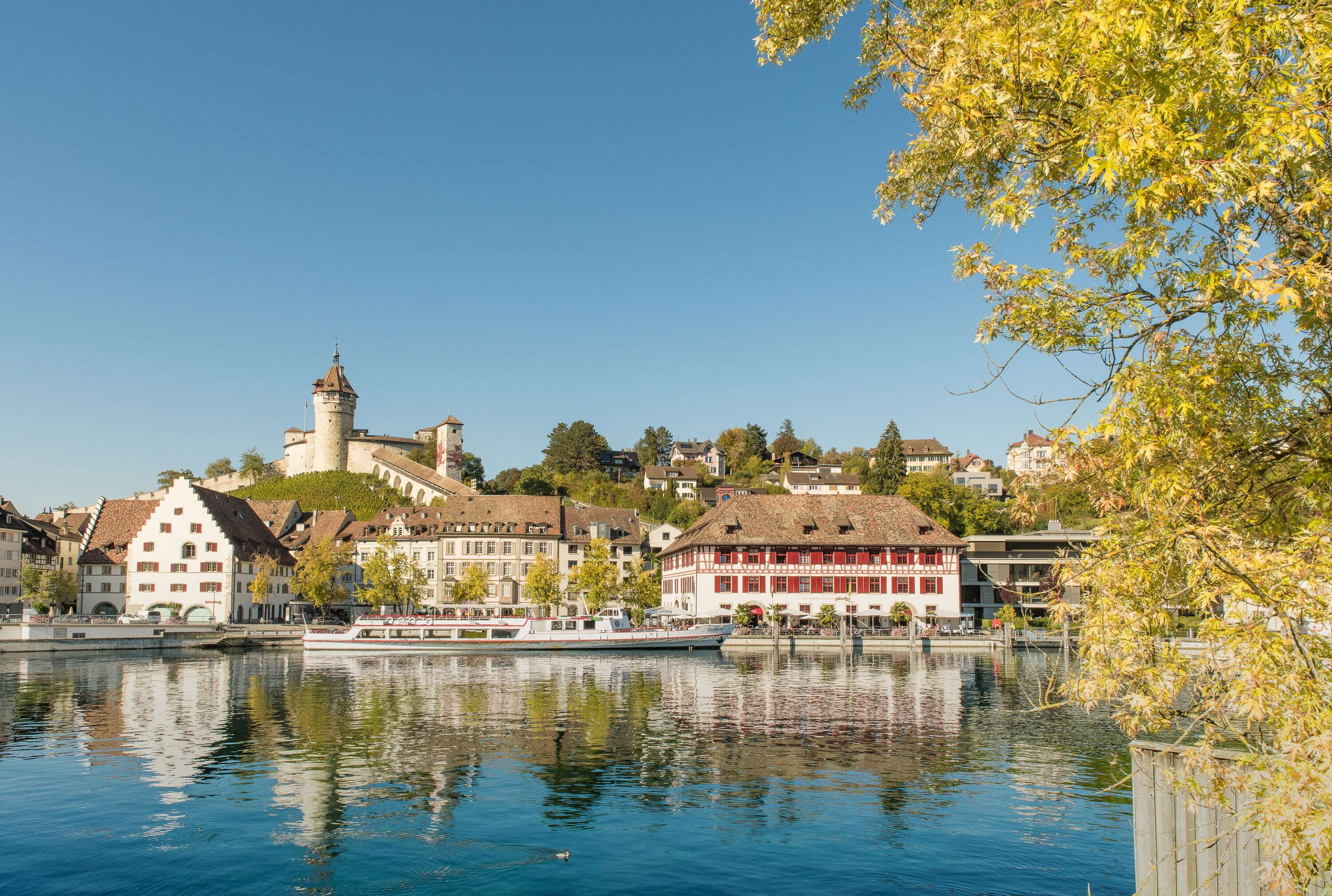 Schifflände Schaffhausen mit Munot und Güterhof und einem Kursschiff der URh