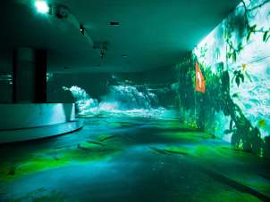 Rhyality Rhienfall Programm Ein Raum mit diversen Projektoren. Die Wänden werden mit Wasser Bildern bespielt.