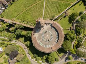 Munot Festung von oben Eine Luftaufnahme von der runden Festung Munot in Schaffhausen. Auf der einen Seiten sind Rebhänge zu sehen und auf der anderen Seite der Munotgraben.