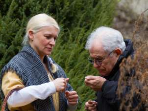 Duftführung Schaffhausen Ein Guide verkleidet in einem hellgelben Gewand gibt einem Mann etwas, um daran zu riechen.