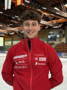 Portrait Lukas Britschgi. Er trägt eine rote Trainingsjacke. Darauf ist das Logo "Schaffhauserland".