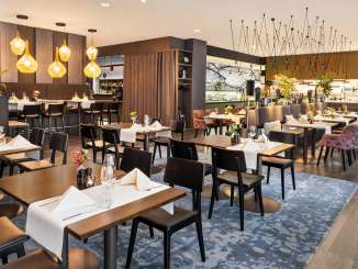 Blick auf ein gemütliches Restaurant mit gedeckten Tischen.
