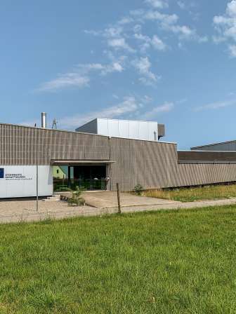 Sternwarte Schaffhausen Die Sternwarte steht abseits des Wohnquartiers auf einer offenen Wiese.