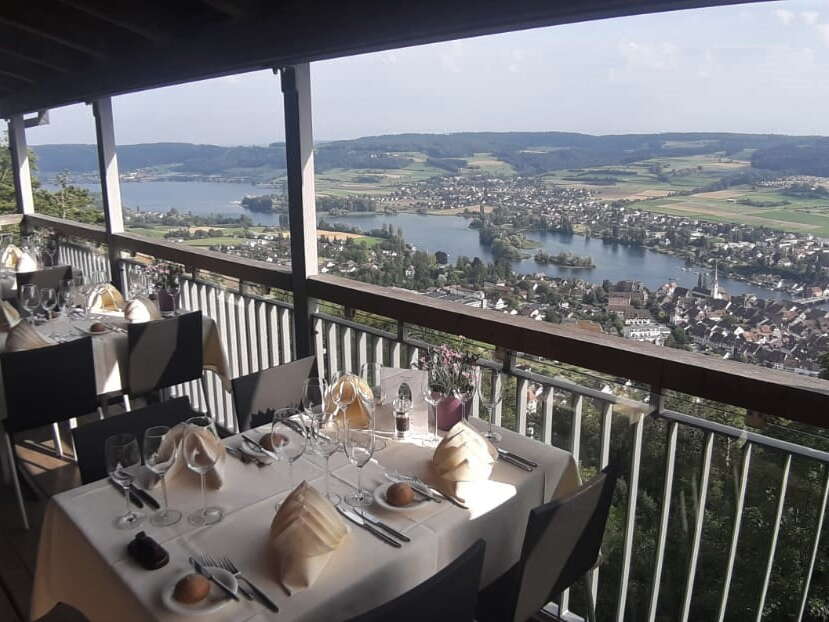 Laube des Restaurants Burg Hohenklingen mit Aussicht auf  Stein am Rhein und de3n Rhein.