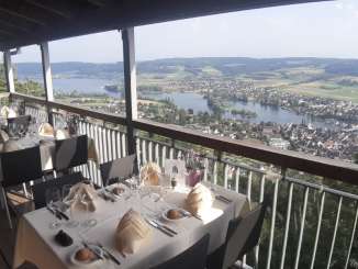 Terrasse Burg Hohenklingen Die Restaurantsterrasse der Burg Hohenklingen bietet beim Essen einen Ausblick auf Stein am Rhein und den Untersee.