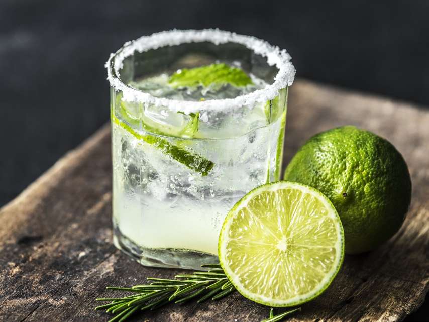 Cocktail Ein Cocktail mit Limetten und Rosmarin.