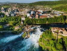 Blick von oben auf den Rheinfall, den grössten Wasserfall Europas. im Vordergrund sieht man das Schloss Laufen und im Hintergrund Neuhausen.