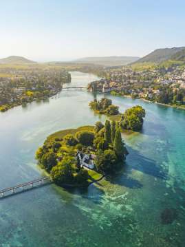 Blick von oben auf die Insel Werd, den türkis-farbigen Rhein und die Stadt Stein am Rhein.