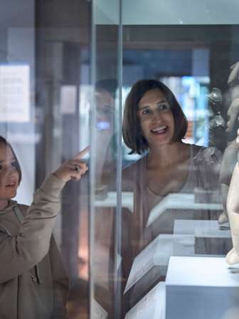 Museum zu Allerheiligen Eine Mutter ist mit ihrem Kind in einem Museum und schauen sich Skulpturen an.